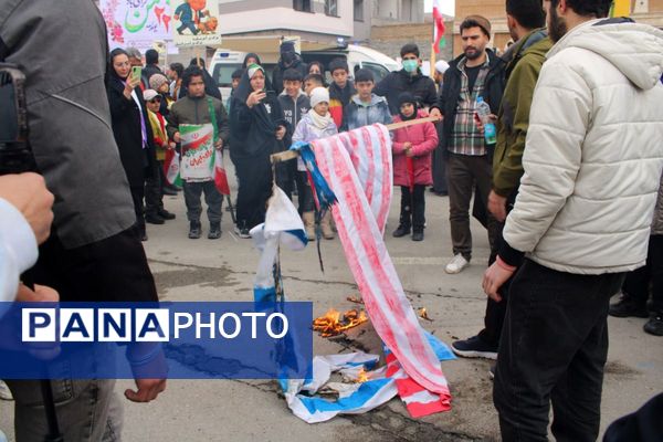 حضور گسترده اقشار مختلف مردم پردیس در راهپیمایی ۲۲ بهمن