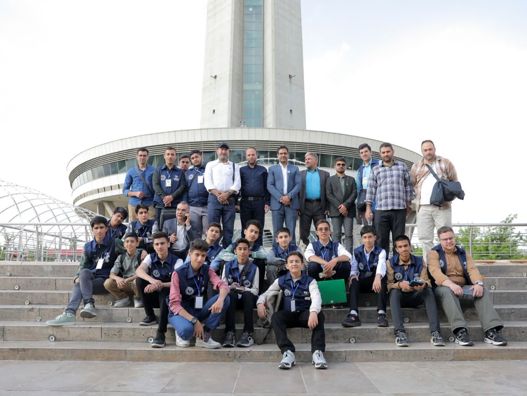 اینجا آسمان نزدیک است