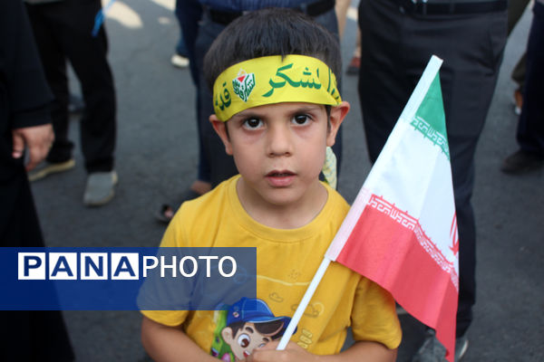 جلوه‌های حماسی از حضور نوجوانان قمی در مراسم تشییع شهدا 