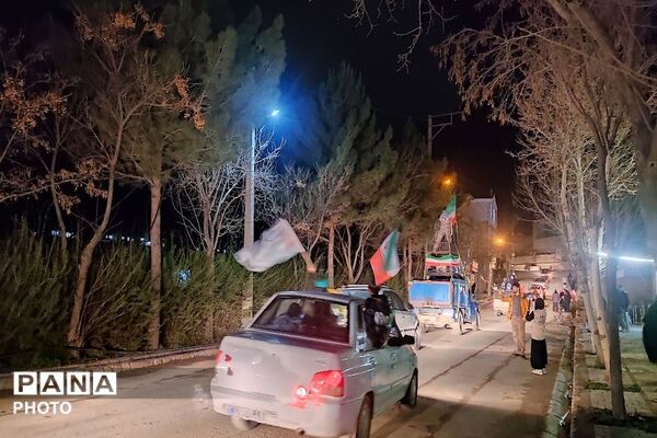 حضور پرشور مردم در کاروان خودرویی از بلوار حسینیه شهدا تا گلزار شهدای شهر بار