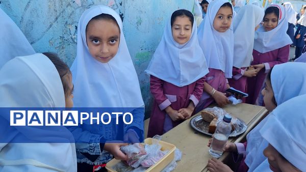 جشنواره فروش غذاهای سالم با مشارکت دانش آموزان مدرسه شهید رجایی ۱ منطقه پردیس 