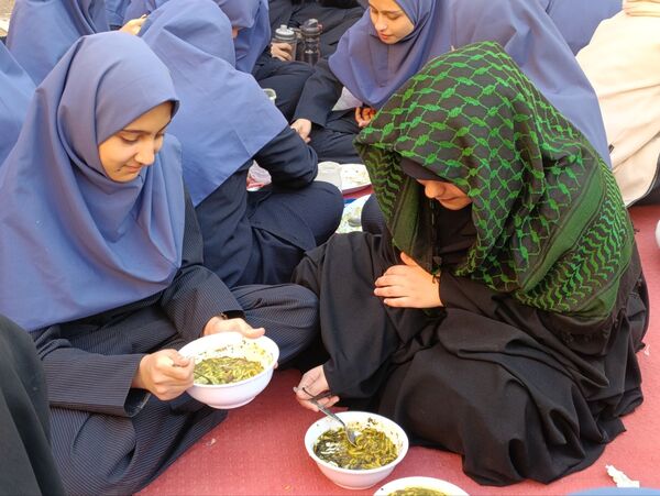 طنین همدلی در دهه فاطمیه، توزیع آش نذری در میان دانش‌آموزان دبیرستان دکتر جواد حداد ۲