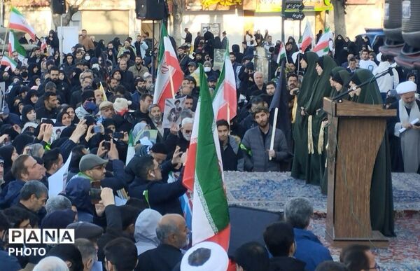  تشییع پیکر شهدا در میدان امام خمینی (ره) همدان با حضور حماسی مردم همیشه در صحنه