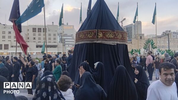بیرق سیاه عزا در شب اول محرم بر گنبد ملکوتی امام هشتم برافراشته شد