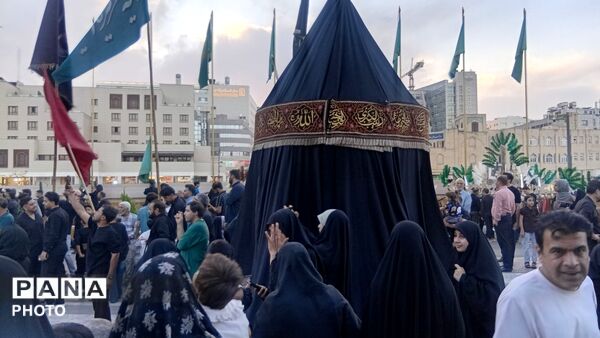 بیرق سیاه عزا در شب اول محرم بر گنبد ملکوتی امام هشتم برافراشته شد