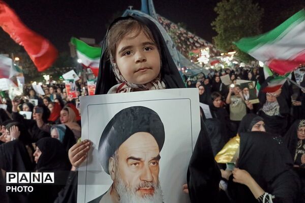 تداوم تجمعات شبانه در میدان امام خمینی (ره)