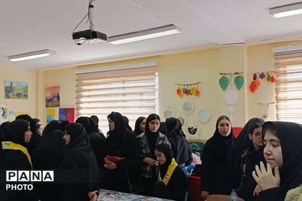 نمایشگاه کار و فناوری در دبیرستان نشاط بهارستان‌دو