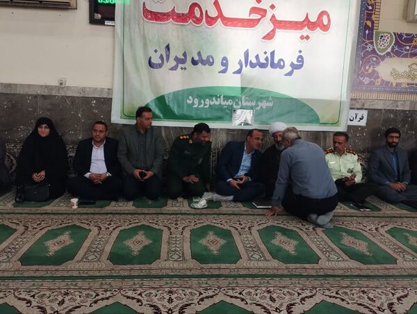برپایی میز خدمت به‌مناسبت هفته دولت در میاندورود 