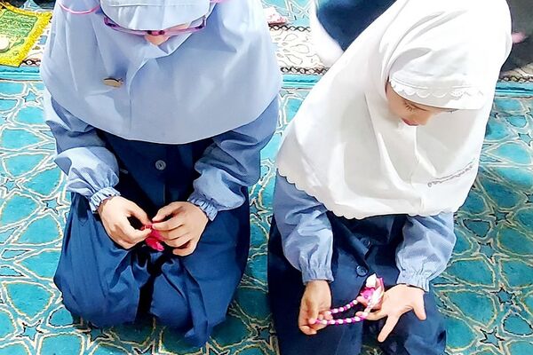 اقامه نماز جماعت در دبستان دخترانه حکمت شهرری
