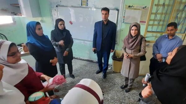 بازدید مدیر آموزش و پرورش حاجی آباد از دبستان استقلال