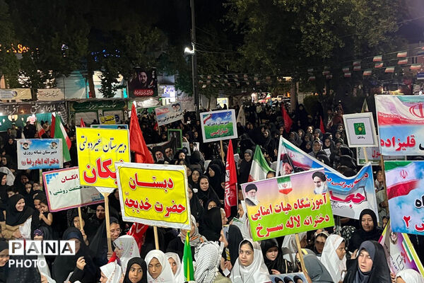 میان دانش‌آموزان و رهبر شهید پیمان جاودانه با نوای سرود رقم خورد