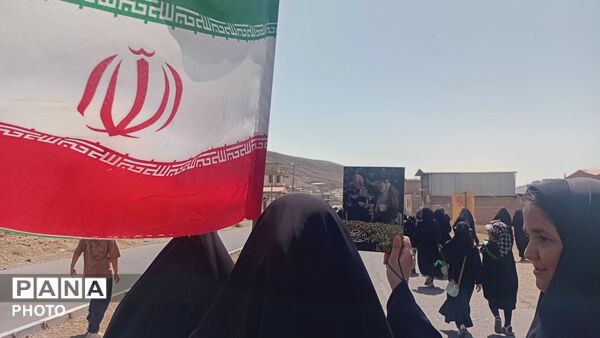 کاروان پیاده روی مردم روستای خاوه و جاماندگان کربلا در روز اربعین حسینی به سمت کربلای ایران 