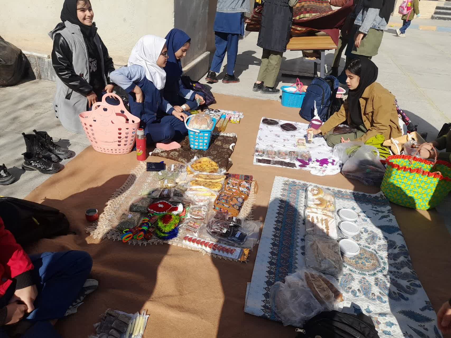 برپایی بازارچه مدرسه‌ای به‌مناسبت دهه فجر در آموزشگاه دخترانه شهید حسن زاده خانلق