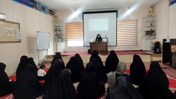 کارگاه آموزش خانواده در دبیرستان شاهد تکتم ناحیه ۳
