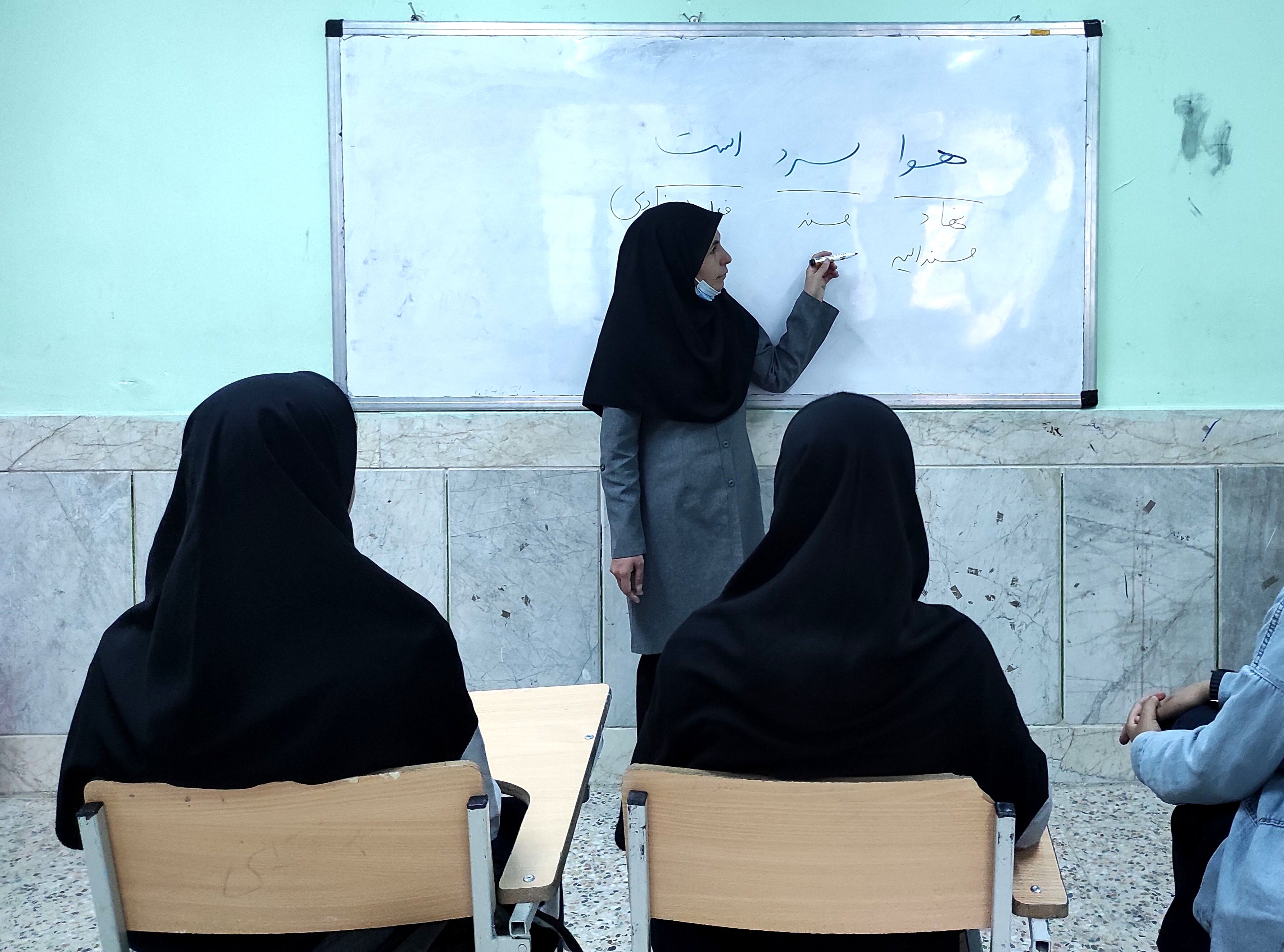 زبان فارسی؛ زبان شعر، ادب و اندیشه