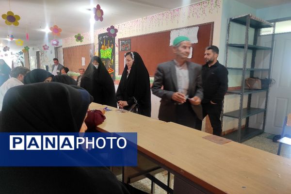 مشارکت حداکثری مردم شهیدپرور شهر تیتکانلو بخش خبوشان پای صندوق‌های رأی 