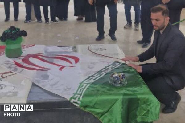 غبارروبی مزار شهدا به یاد دانش آموزان شهید