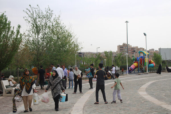 حضور گردشگران روز طبیعت در محوطه باغ‌موزه دفاع مقدس قم