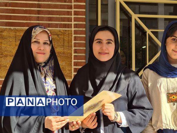 آئین نواختن زنگ مهر در دبیرستان دخترانه فرهنگ ۱۳ 