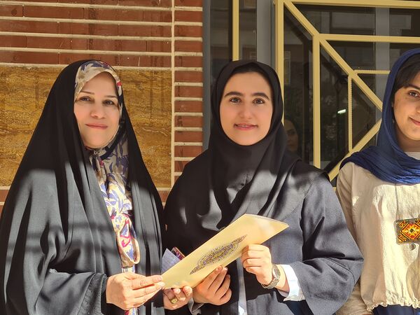 آئین نواختن زنگ مهر در دبیرستان دخترانه فرهنگ ۱۳ 