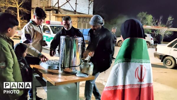 زن و مرد و پیر و جوان این شب ها در اجتماعات خیابانی شهر بار 