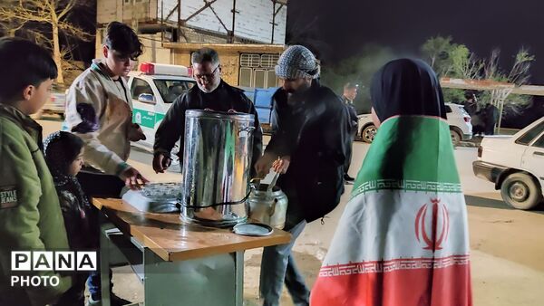 زن و مرد و پیر و جوان این شب ها در اجتماعات خیابانی شهر بار 