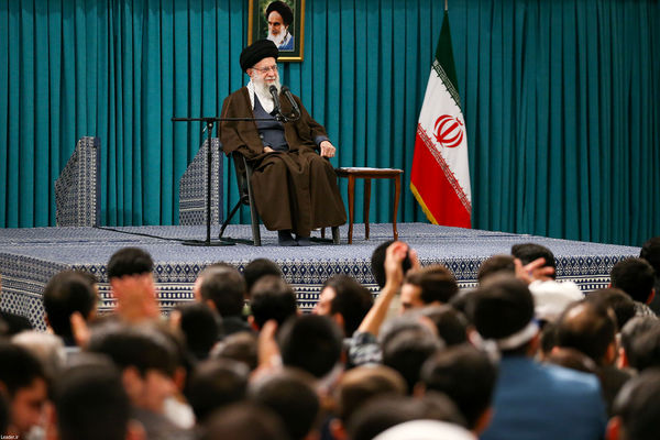 دیدار جمعی از رأی اولی‌ها و خانواده‌های شهدا با رهبر انقلاب اسلامی