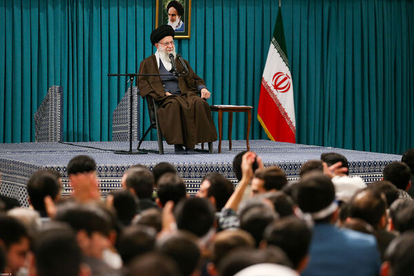 دیدار جمعی از رأی اولی‌ها و خانواده‌های شهدا با رهبر انقلاب اسلامی