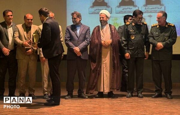 تقدیر از معلمان برتر و بازنشستگان نمونه به مناسبت هفته معلم