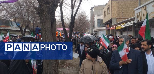 همگام با هم؛ مردم و دانش‌آموزان، شکوه جاودانه ۲۲ بهمن را فریاد می‌زنند