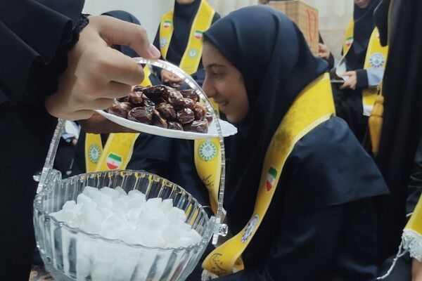 دیدار دانش آموزان فرزانگان با خانواده شهید صفری علمدار