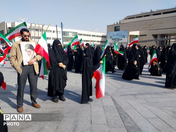 تجمع دانش آموزان و مردم غیور در سوگ رهبر معظم انقلاب در میدان شهدا مشهد مقدس