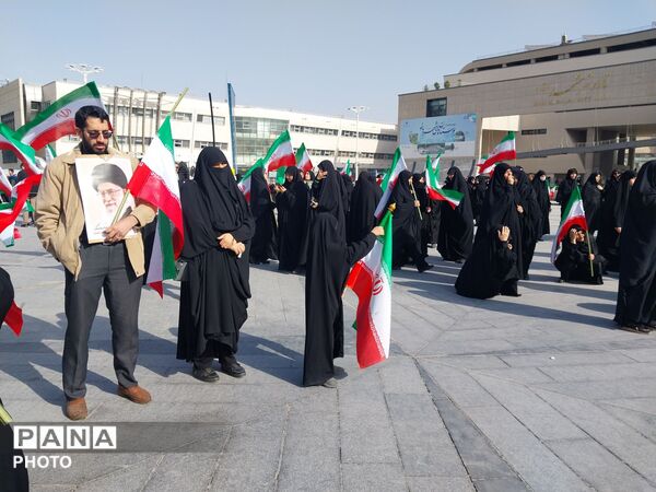 تجمع دانش آموزان و مردم غیور در سوگ رهبر معظم انقلاب در میدان شهدا مشهد مقدس