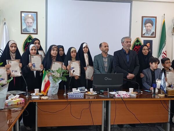 تجلیل از دانش‌آموز خبرنگاران پانا کاشان
