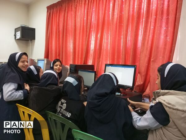 کلاس کامپیوتر ویژه دانش آموزان مدرسه ناهید نخودی 