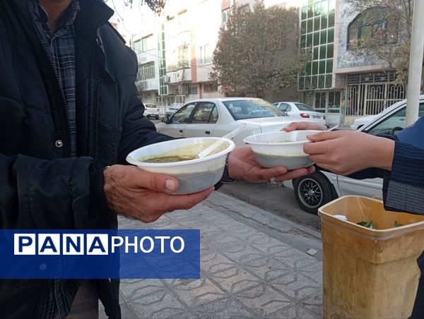 طنین همدلی در دهه فاطمیه، توزیع آش نذری در میان دانش‌آموزان دبیرستان دکتر جواد حداد ۲