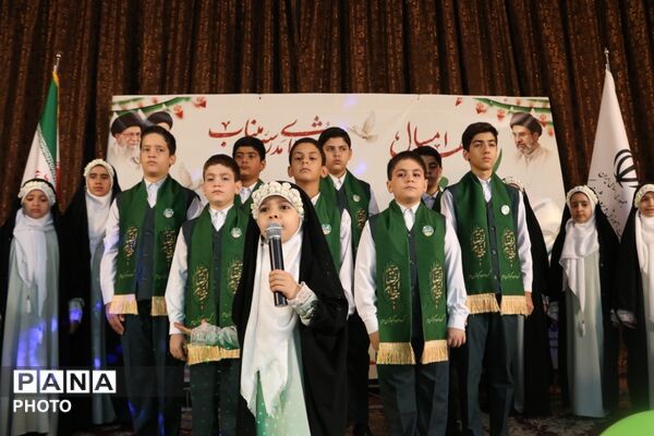 جشن شکوفه‌ها در دبستان ۲۲ بهمن یزد