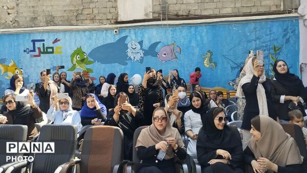 آیین نواختن زنگ غنچه‌ها در دبستان غیردولتی عطرک