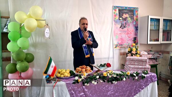 آیین سپاس معلم در مدرسه تمام تشکیلاتی سمیه منطقه مهربان 