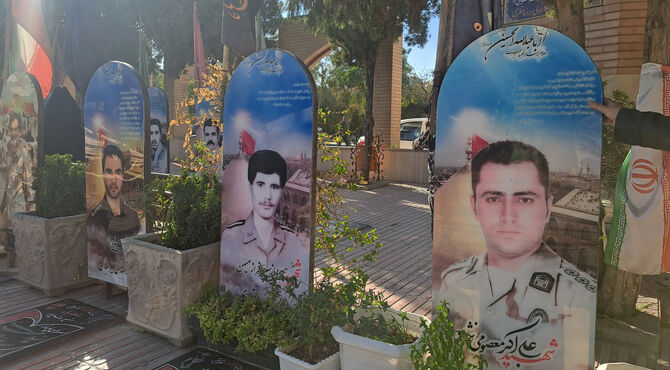 شهیدان شنونده اشعار؛ خبرنگار پانا با شهدا نجوای عشق کرد