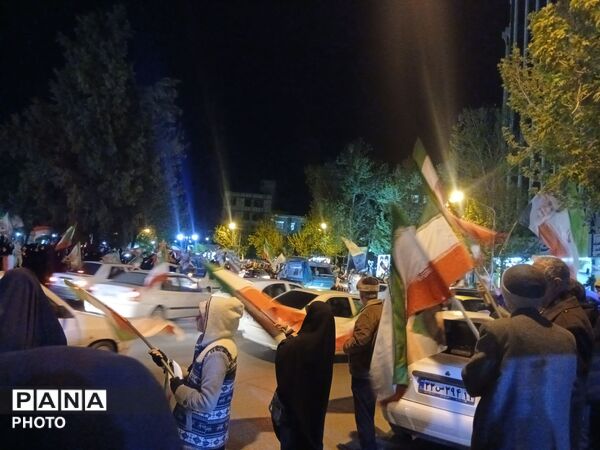 خروش مردم در میادین و تجمعات شبانه همراه با طنین شعار های مهدوی و انقلابی