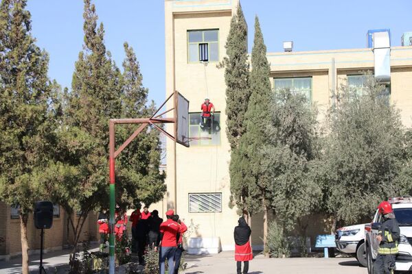 برگزاری مانور سراسری زلزله و ایمنی در مدرسه شهید دهقان 