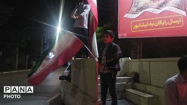 موکب و اجتماع مردمی روبه روی  مدرسه نمونه فاطمه زهرا (ع) در شصت و هفتمین شب از اجتماعات مردمی نیشابور 