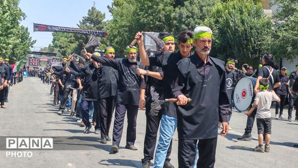 خیابان امام در روز تاسوعای حسینی حال و هوای دیگری میدهد 