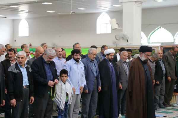 حضور با شکوه دانش‌آموزان و فرهنگیان در مراسم پر فیض نماز جمعه آباده در آستانه روز دانش‌آموز