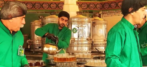 حضور خادمان اصفهانی در چایخانه امام رضا«ع» مشهد