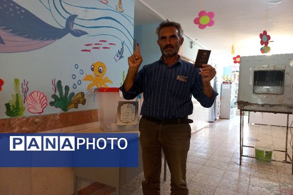 مشارکت حداکثری مردم شهیدپرور شهر تیتکانلو بخش خبوشان پای صندوق‌های رأی 