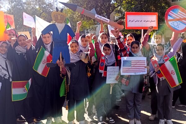 راهپیمایی سیزده آبان در شهرستان نیشابور