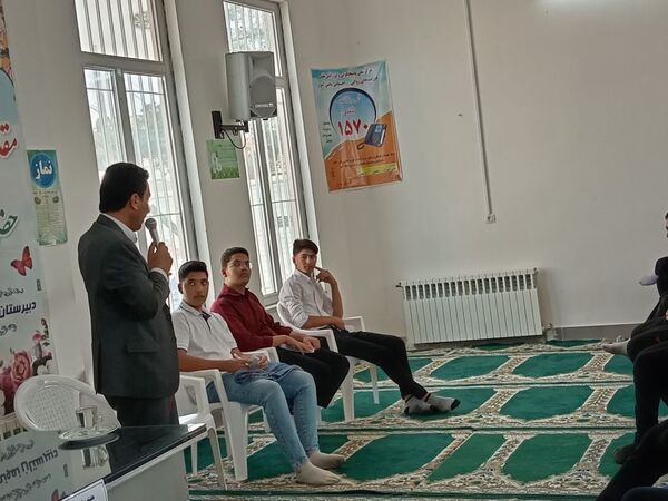 حضور جمعی از اعضای دبیرستان نمونه آیت‌الله خامنه‌ای در مدرسه نمونه دانش