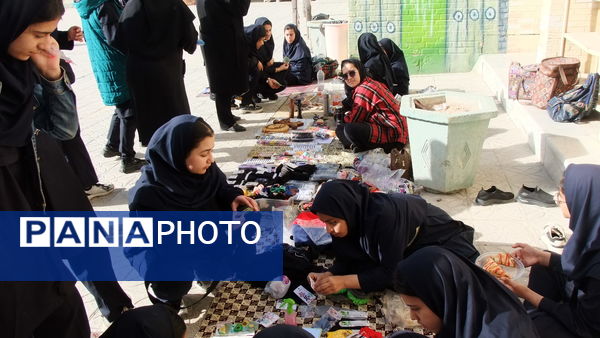 بازارچه کسب و کار دانش‌آموزان دختر در دبیرستان متوسطه اول معلم